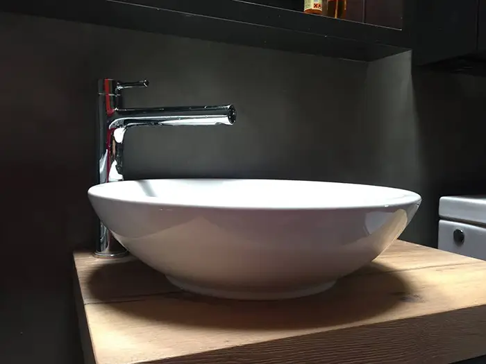 modernes, rundes Waschbecken mit Holz-Unterschrank von der Rieger – Ihre Bäderschmiede