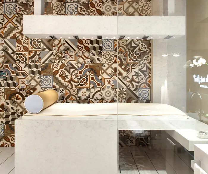 moderne Horizontaldusche mit bemusterten Wand-Motivfliesen von der Rieger – Ihre Bäderschmiede