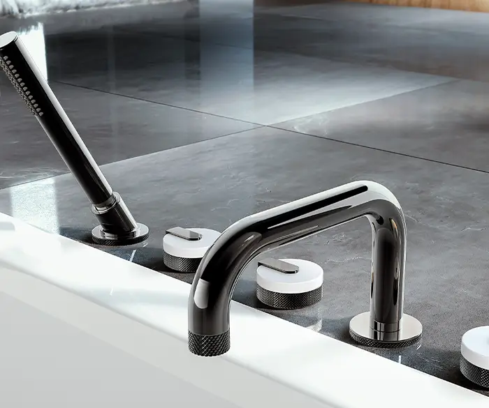 moderne, gebogene Badewannenarmatur in dunkler Chrom-Optik von der Rieger – Ihre Bäderschmiede