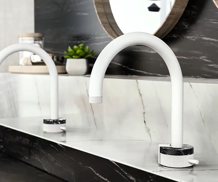 moderne, gebogene Armaturen in Luxus-Bad mit Marmorakzenten von der Rieger – Ihre Bäderschmiede