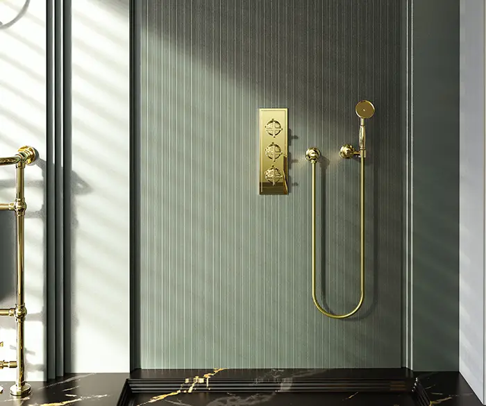 Luxus-Dusche mit schwarzem Marmorboden und Gold-Armatur von der Rieger – Ihre Bäderschmiede