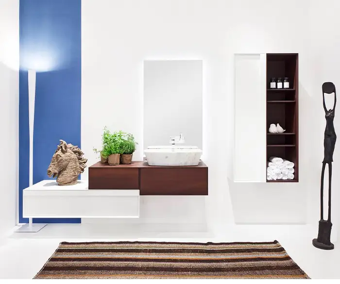 modernes, helles Badezimmer mit Holzakzenten von der Rieger – Ihre Bäderschmiede