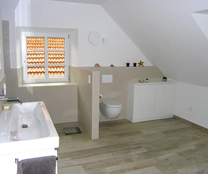 modernes, saniertes Badezimmer in natürlichen Farben von der Rieger – Ihre Bäderschmiede