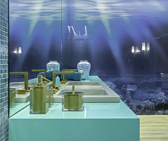 modernes, türkises Waschbecken mit Aussicht auf Unterwasserwelt von der Rieger – Ihre Bäderschmiede