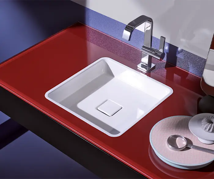 modernes, minimalistisches Waschbecken mit dunkelroter Glas-Ablage