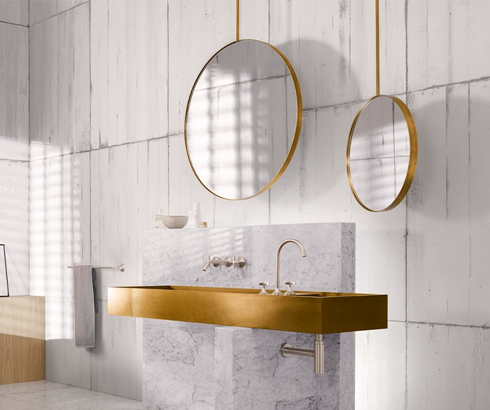 Luxus-Bad aus Marmor und Gold-Akzenten mit industriellen Fliesen im Beton-Look