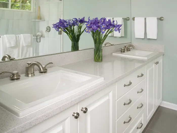 elegantes Doppelwaschbecken mit Granitplatte und Unterschrank von der Rieger – Ihre Bäderschmiede