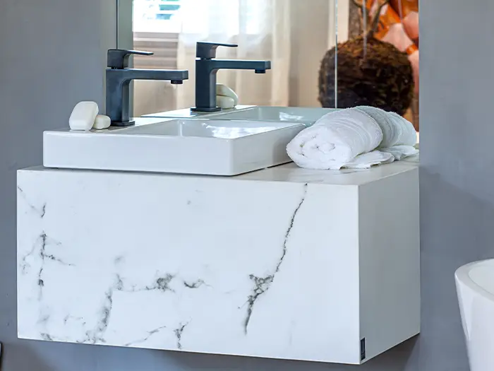 einfaches, modernes Waschbecken mit Marmor-Unterschrank von der Rieger – Ihre Bäderschmiede