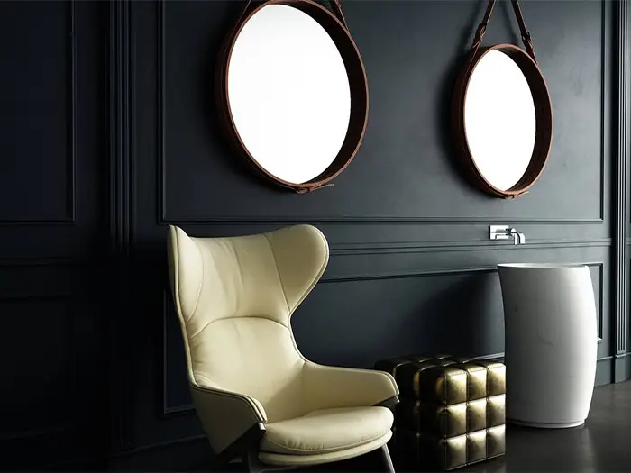 Luxus-Bad mit dunklen Akzenten und dynamisch geformten Waschbecken