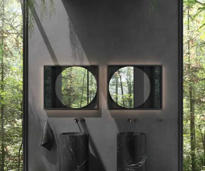 moderne Marmor-Waschbecken mit Glaswänden und Ausblick auf Natur von der Rieger – Ihre Bäderschmiede