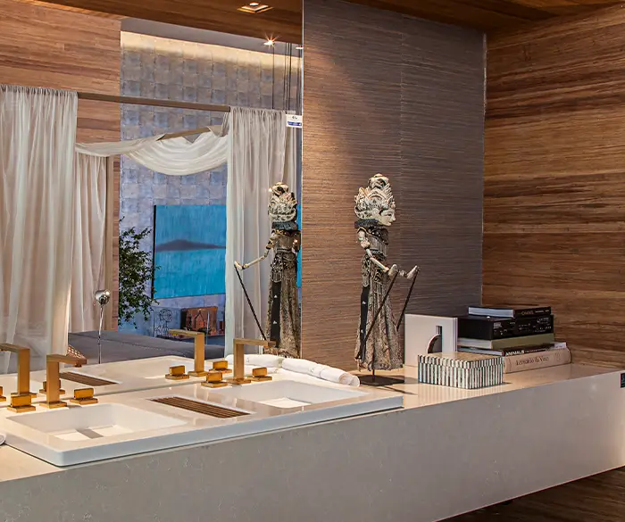 ästhetisches Waschbecken mit Holz-Wandpaneelen von der Rieger – Ihre Bäderschmiede