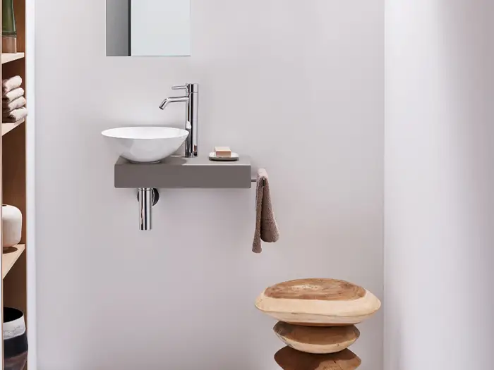 Natur-Badezimmer mit schlichtem, reduziertem Waschbecken von der Rieger – Ihre Bäderschmiede