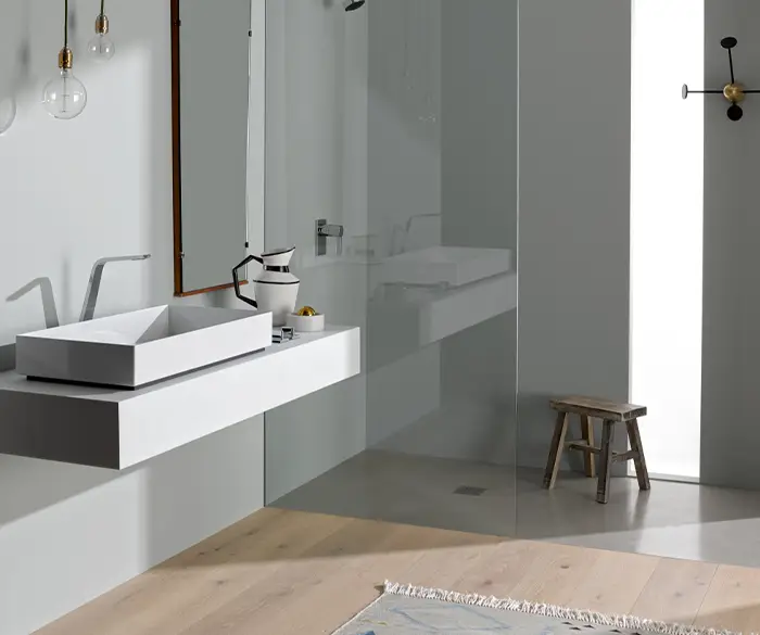 modernes, minimalistisches Badezimmer in natürlichen Farben mit Holzakzenten