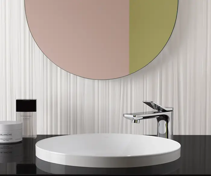 puristisches Waschbecken mit schwarzer Hochglanz-Ablage von der Rieger – Ihre Bäderschmiede