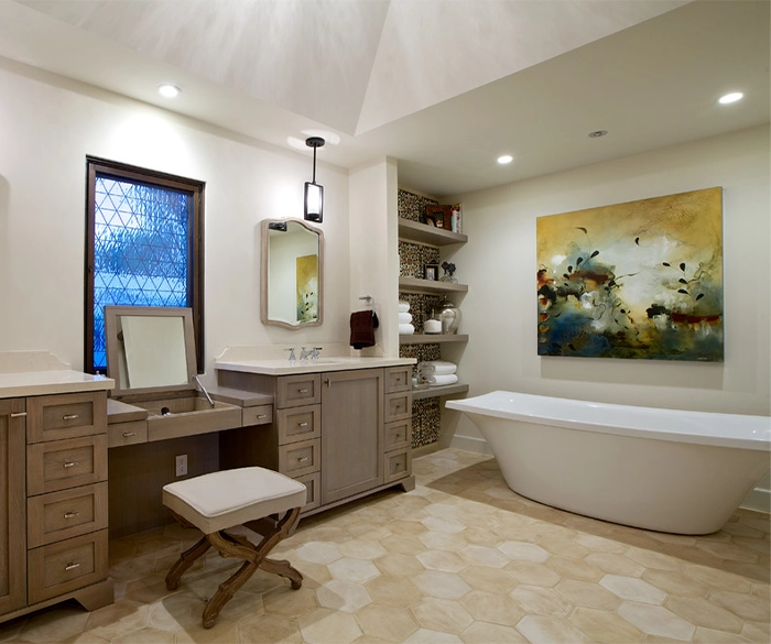 rustikales Bad in natürlichen Farben mit schlichten LED-Deckenleuchten