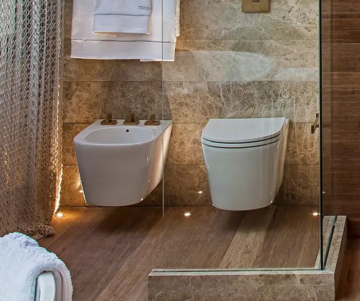 modernes WC und Bidet in ästhetischem Bad mit Stein und Holz Akzenten