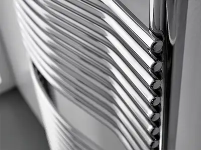 moderner, gekurvter Wandheizkörper in Chrom-Optik von der Rieger – Ihre Bäderschmiede