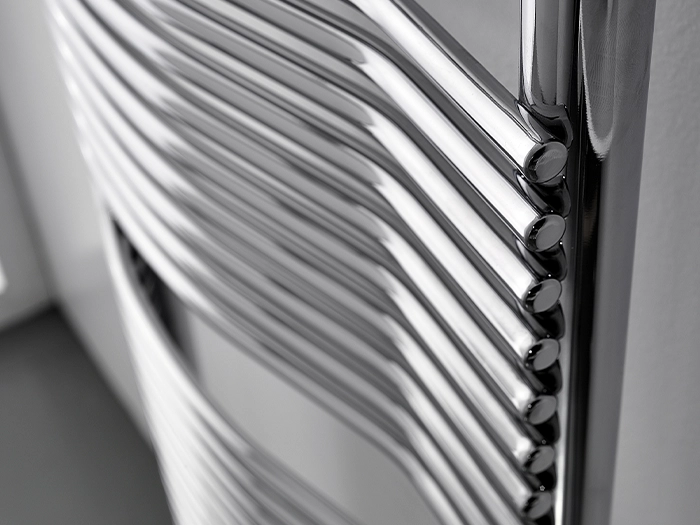 moderner, gekurvter Wandheizkörper in Chrom-Optik von der Rieger – Ihre Bäderschmiede