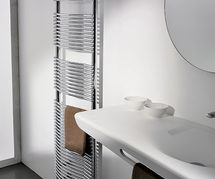 moderner Wandheizkörper in Chrom-Optik mit minimalistischem Waschbecken