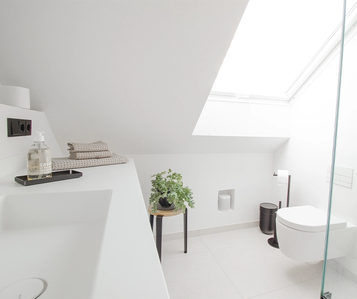 modernes, helles Badezimmer in minimalistischem Look von der Rieger – Ihre Bäderschmiede