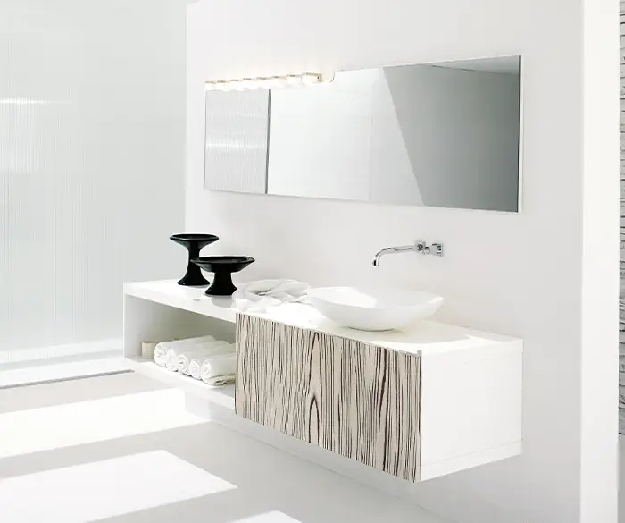 modernes Waschbecken mit minimalistischem Unterschrank mit Holzakzenten