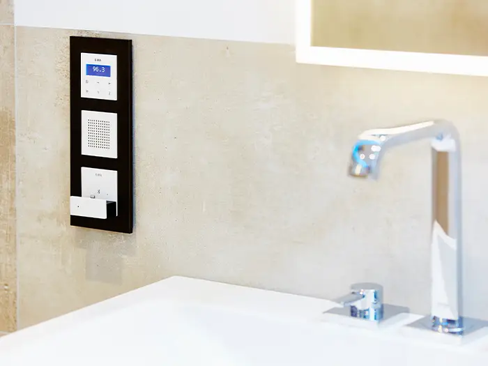 schlichtes Waschbecken mit Smart-Home Schalter von der Rieger – Ihre Bäderschmiede