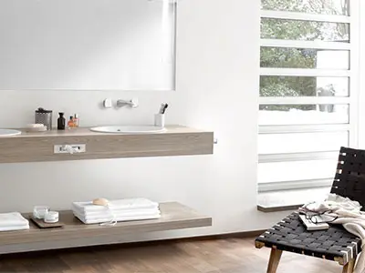 helles, modernes Waschbecken mit Regaloptik von der Rieger – Ihre Bäderschmiede