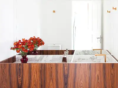 modernes Marmor-Waschbecken mit Holz-Unterschrank von der Rieger – Ihre Bäderschmiede