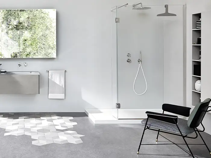 modernes, minimalistisches Badezimmer mit geometrischen Boden-Motivfliesen