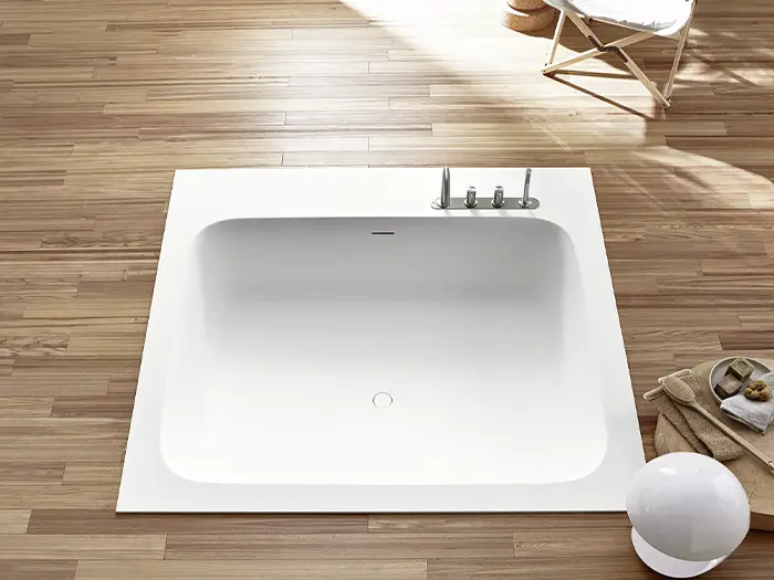 moderne, eingelassene Badewanne mit Parkettboden von der Rieger – Ihre Bäderschmiede