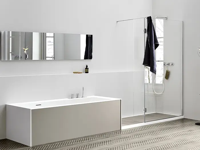 modernes, minimalistisches Badezimmer im eckigen Look von der Rieger – Ihre Bäderschmiede