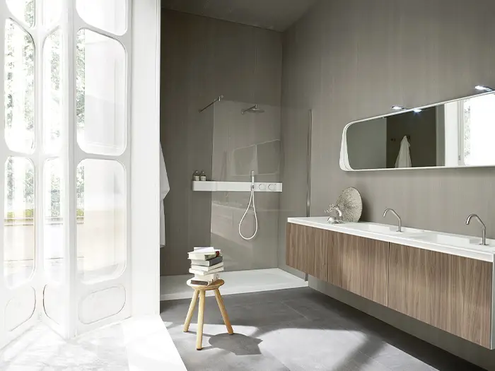 modernes, gut belichtetes Badezimmer im industriellen Look von der Rieger – Ihre Bäderschmiede