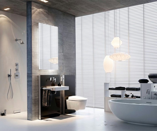 modernes Badezimmer mit eckigen Details und großem Wandfenster