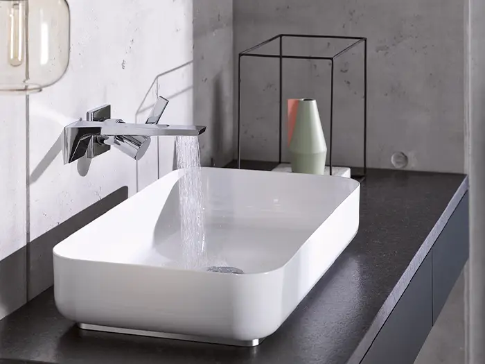 modernes, schlichtes Waschbecken mit Rundungen von der Rieger – Ihre Bäderschmiede