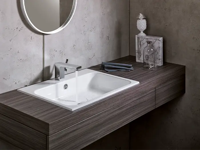 modernes Waschbecken mit Holz-Unterschrank von der Rieger – Ihre Bäderschmiede