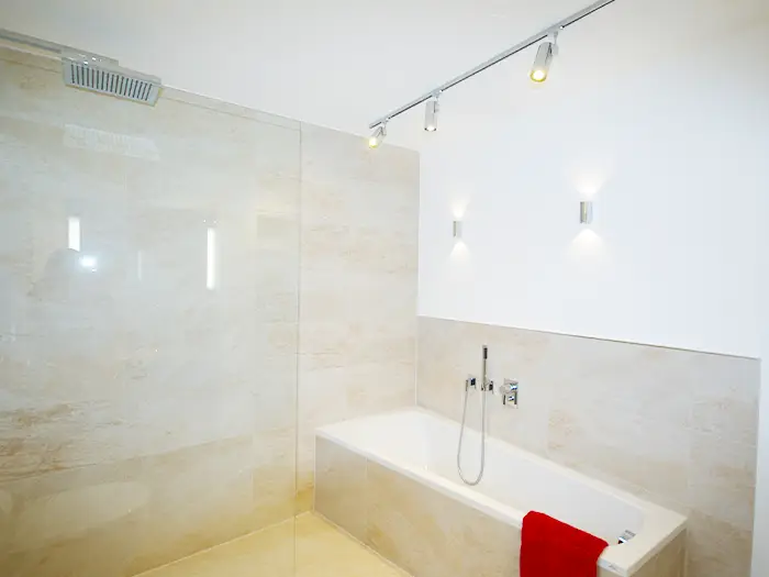 modernes, reduziertes Badezimmer mit barrierefreiem Aufbau von der Rieger – Ihre Bäderschmiede