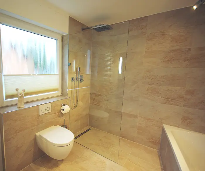 geräumige, leicht zugängliche Dusche mit Glaswand von der Rieger – Ihre Bäderschmiede