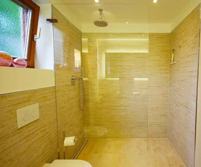 große, geräumige Dusche mit Glaswand von der Rieger – Ihre Bäderschmiede