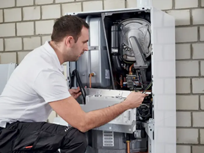 Wartung einer Heizungsanlage durch Prüfer von der Rieger – Ihre Bäderschmiede