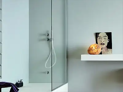 moderne großräumige Dusche mit Glastüren von der Rieger – Ihre Bäderschmiede