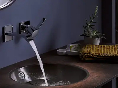 stilvolles Aluminium-Waschbecken mit futuristischem Wasserhahn von der Rieger – Ihre Bäderschmiede