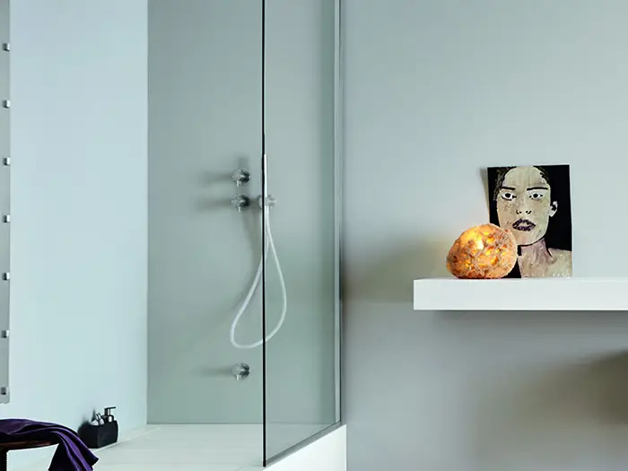 moderne großräumige Dusche mit Glastüren von der Rieger – Ihre Bäderschmiede