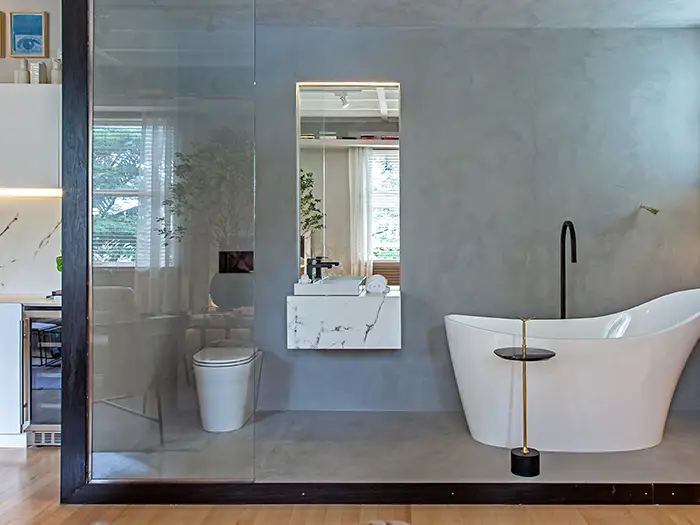 moderne, ergonomische Badewanne mit Glaswand von der Rieger – Ihre Bäderschmiede
