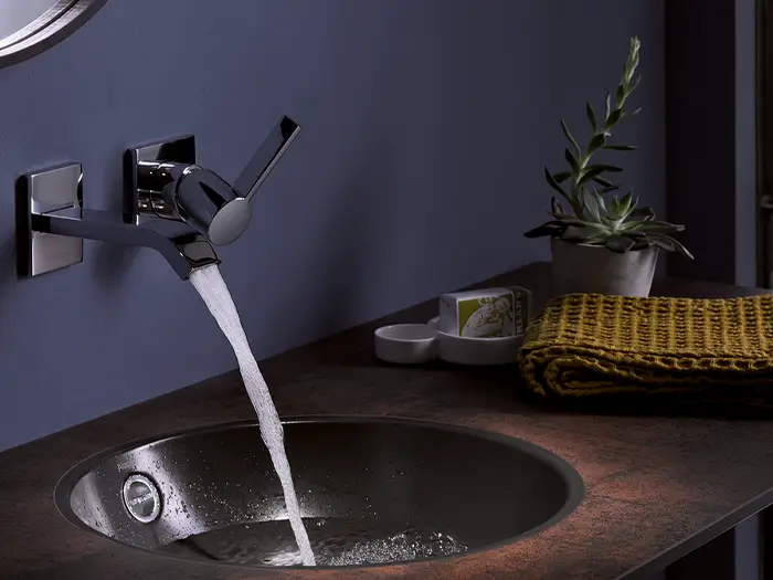 stilvolles Aluminium-Waschbecken mit futuristischem Wasserhahn von der Rieger – Ihre Bäderschmiede