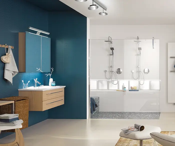 gut belichtetes, großräumiges Badezimmer mit moderner Beleuchtung