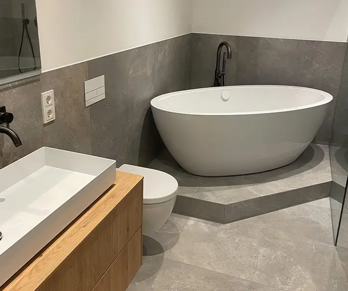 modernes, edles Badezimmer mit erhöhter, freistehender Badewanne von der Rieger – Ihre Bäderschmiede