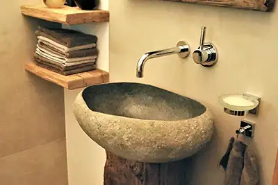 rustikales Naturstein-Waschbecken mit Naturholzunterbau von der Rieger – Ihre Bäderschmiede