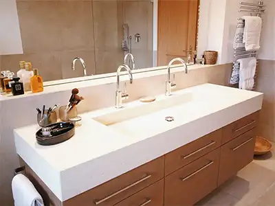 modernes, längliches Waschbecken mit zwei Armaturen im Landhausstil