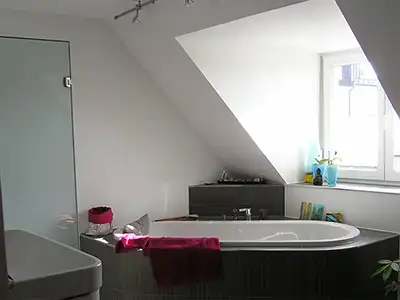 moderne, ovale Badewanne mit pinken Accessoires von der Rieger – Ihre Bäderschmiede