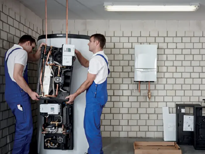 Installation eines Heizkörpers durch Handwerker von der Rieger – Ihre Bäderschmiede